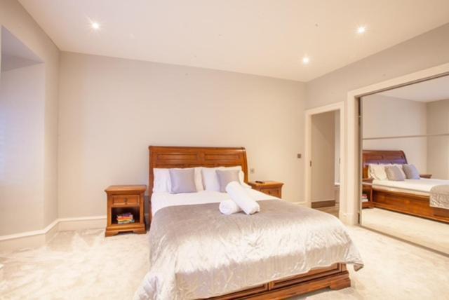 Stylish 2 Bedroom In Park Circus, West End Apartment