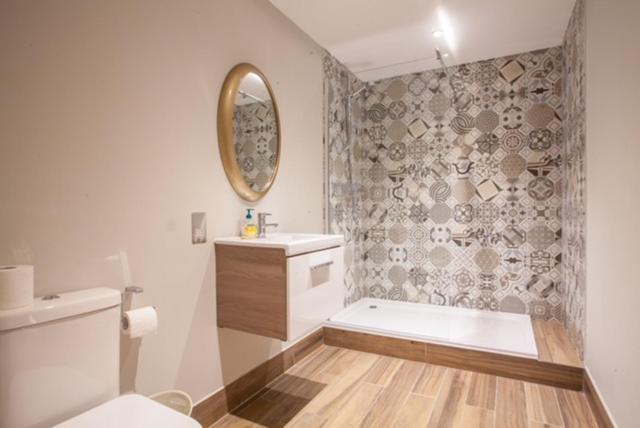 Stylish 2 Bedroom In Park Circus, West End Apartment *