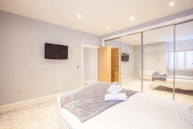 Stylish 2 Bedroom In Park Circus, West End Apartment Glasgow