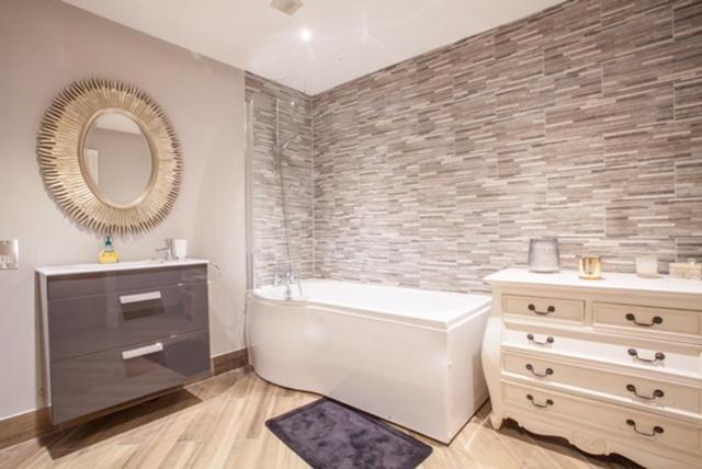 Stylish 2 Bedroom In Park Circus, West End Apartment Glasgow