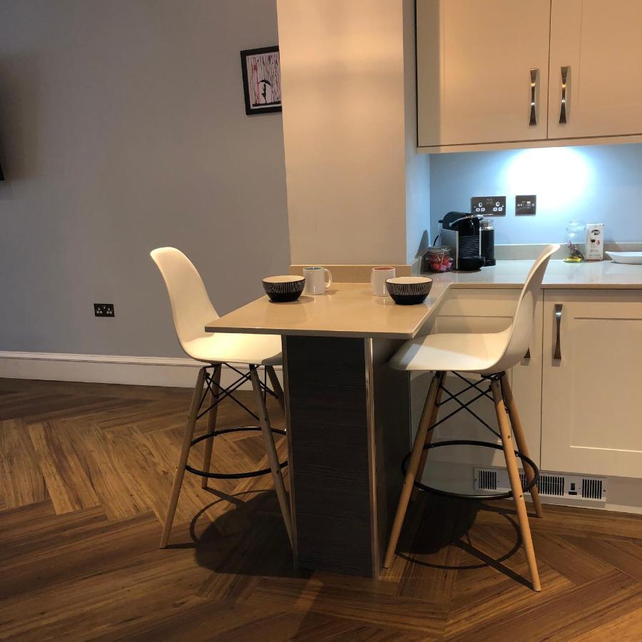 Stylish 2 Bedroom In Park Circus, West End Apartment *